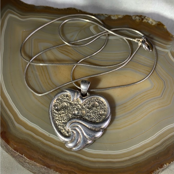 STERLING SILVER HEART FOOTPRINTS IN THE SAND HEART NECKLACE - Picture 4 of 5